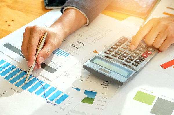 Comment calculer le coût total de possession d'un bien immobilier ancien nécessitant des rénovations majeures ?